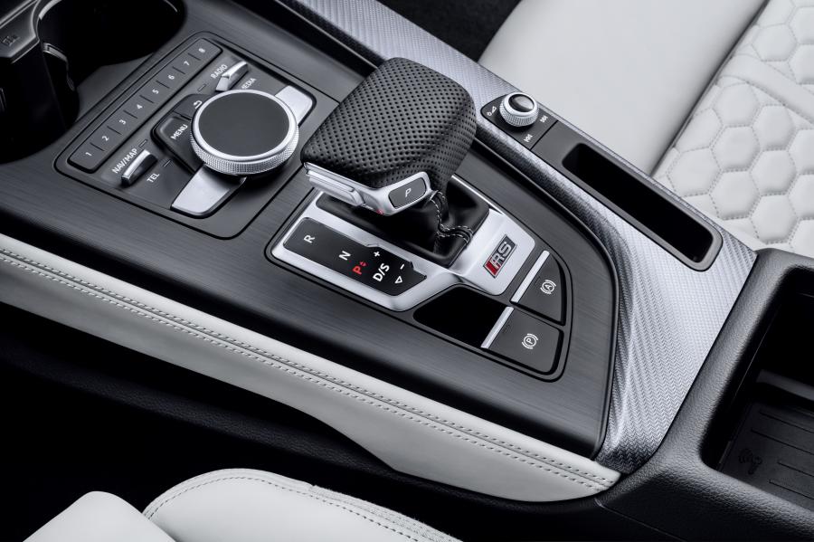 Детали интерьера Audi RS4 Avant (B9) 2017 года  (WW) (фото 18 из 57)